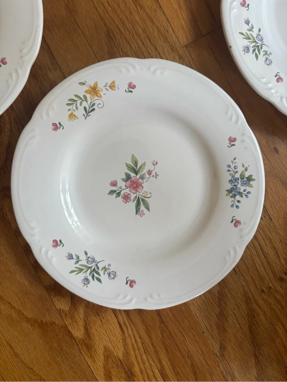 Classic White Floral Ceramic Dinner Plates - Set of 4
